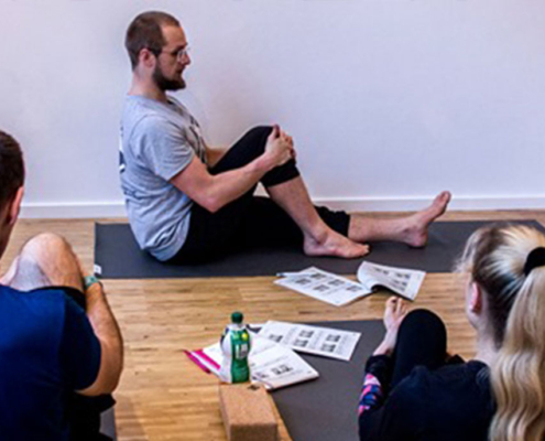Fabian von Puttkamer leitet einen Fuß-Workshop mit Teilnehmenden auf Matten