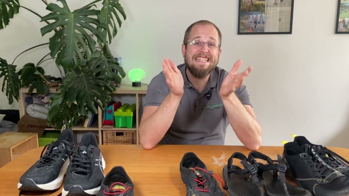 Barfußschuhe vs. Laufschuhe: Fabian von Puttkamer vergleicht verschiedene Schuhe