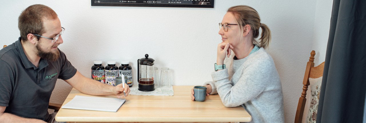 Fabian von Puttkamer im Erstgespräch am Tisch