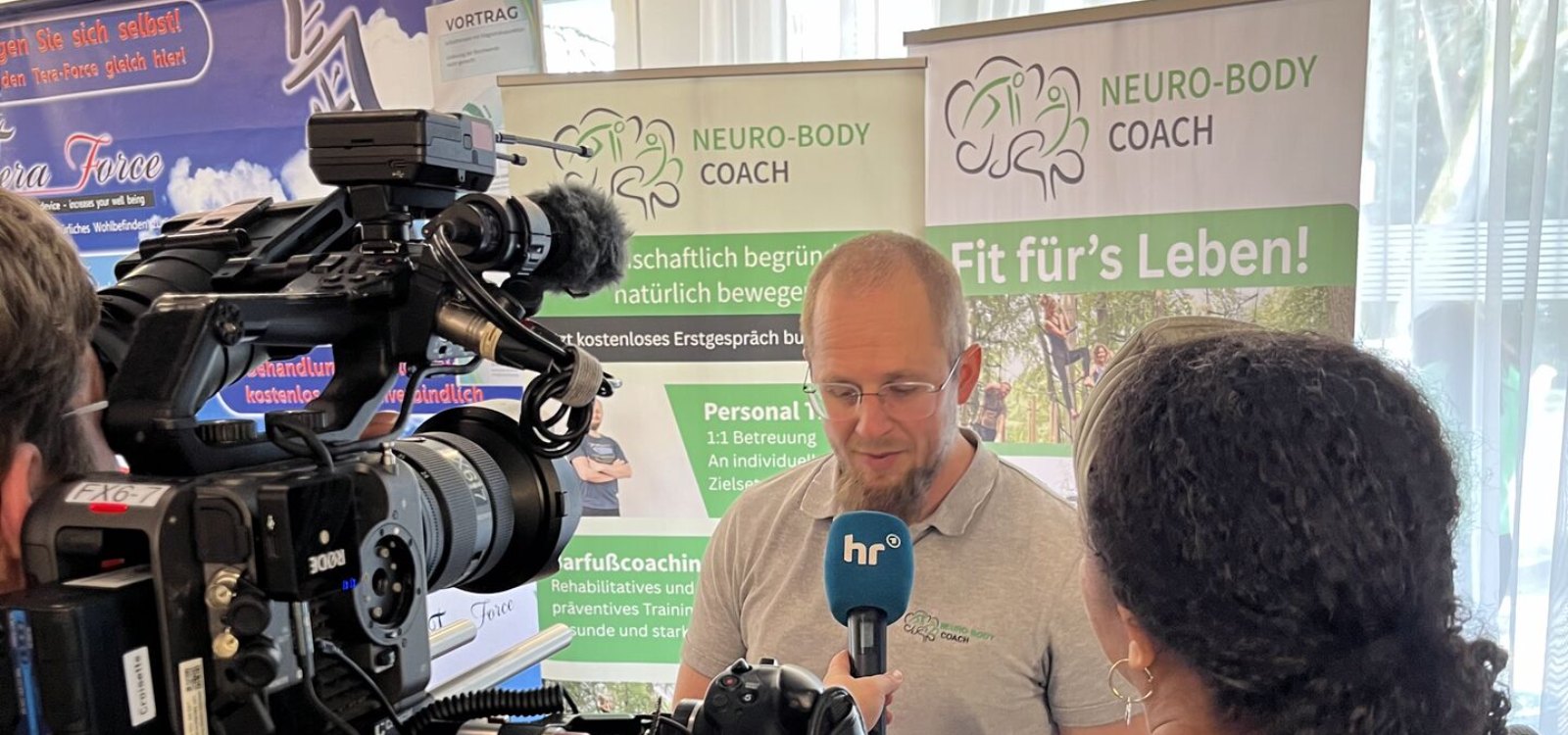 Fabian von Puttkamer im Interview mit dem Hessischen Rundfunk (hr) vor seinem Neuro-Body-Coach-Stand auf der Gesund Leben Messe Frankfurt